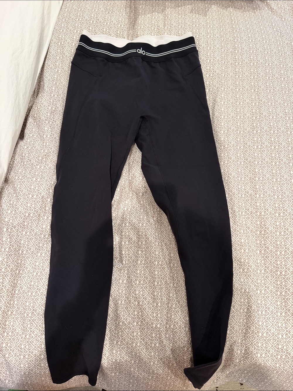 ALO Yoga woman’s Black leggings with Branded Waistband